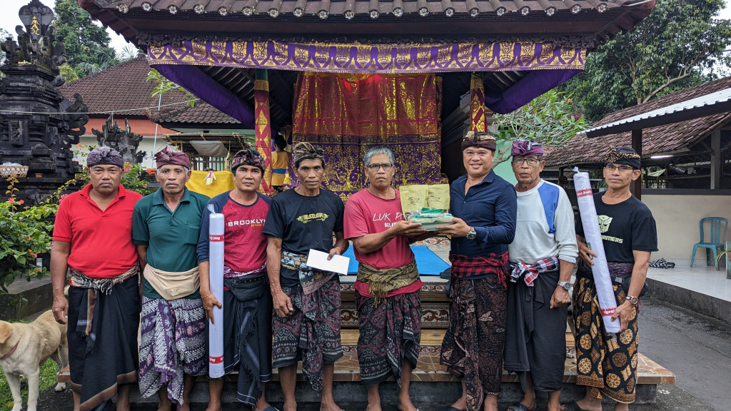 Perbekel Abiansemal Dauh Yeh Cani Serahkan Bantuan Penunjang Penguburan kepada Warga Banjar Belawan